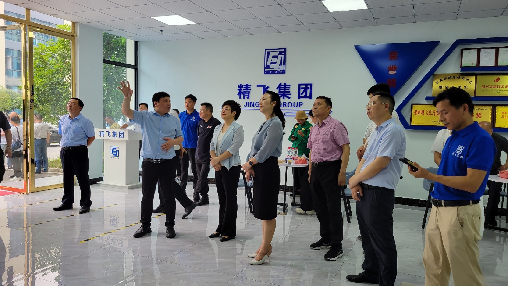 娄底市委常委、副市长谢学龙率队莅临六合彩网站调研数字化转型